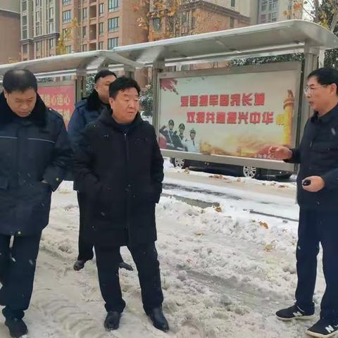 北关区环境卫生事务中心全体职工，两天两夜全力以赴清除积雪，保障市民安全出行。