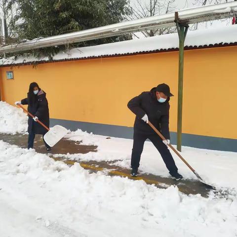 铲冰除雪，不惧寒冬