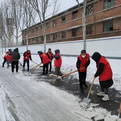 最美水利勇担当，清理积雪路通畅 ——龙安区水利局开展扫雪除冰行动