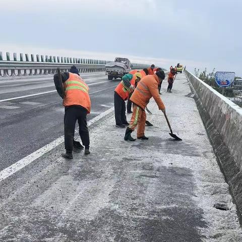 扬州公路部门闻雪而动，保障民众安全出行
