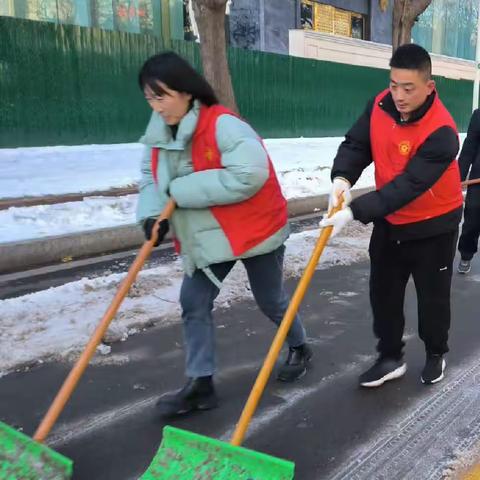 妇联主任崔主任带领娘子军开展铲冰除雪志愿服务活动