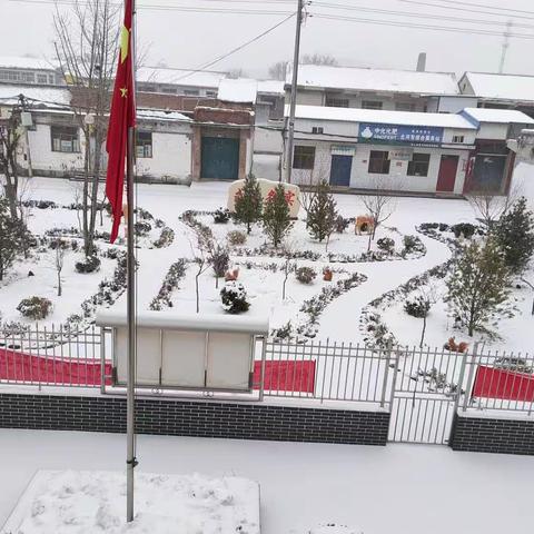 党员群众齐上阵，铲雪除冰暖人心