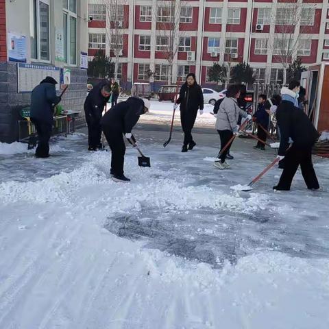 瑞雪满校园 除雪护安全