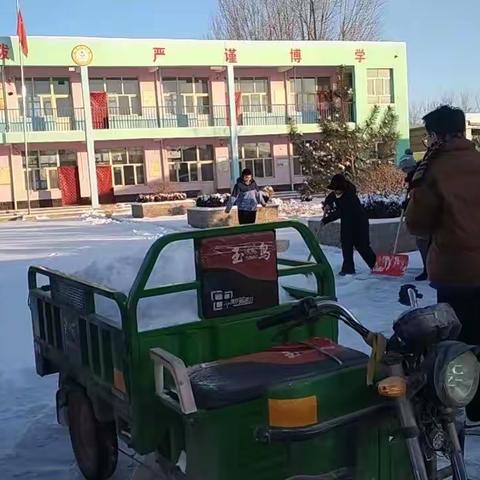 下雪是景，除雪是情，最美的不是下雪天，而是家长、师生扫雪的场景！❄️