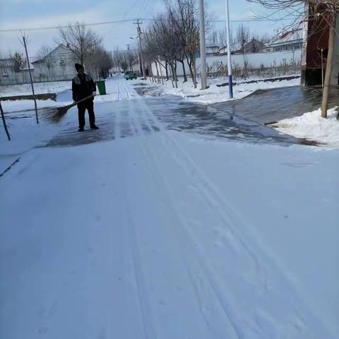 网格员助力村民清扫大雪