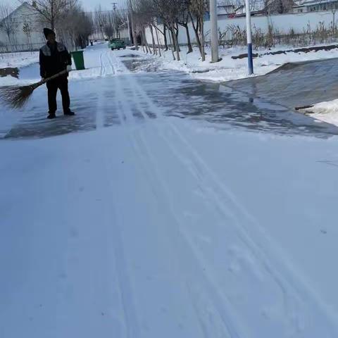 网格员助力村民清扫大雪（副本）