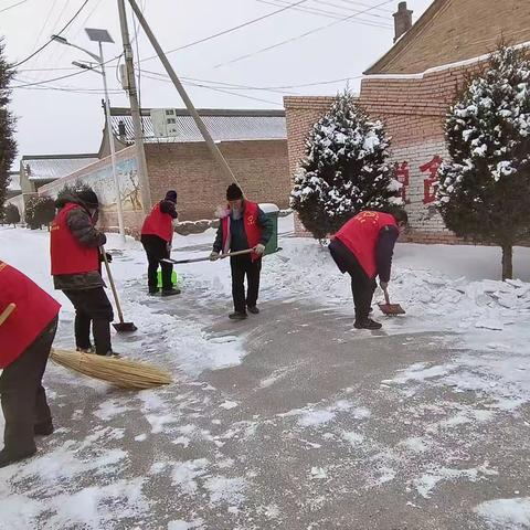 北河会村“扫雪除冰暖人心”