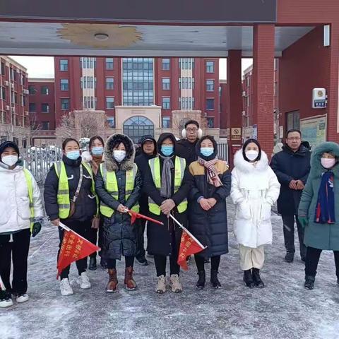 为爱站岗，暖心护航——金华实验小学团结校区四(8)班家长志愿者执勤