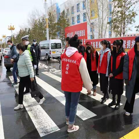 奉献无声，为爱护航——大黄屯村委会护送学生过马路纪实