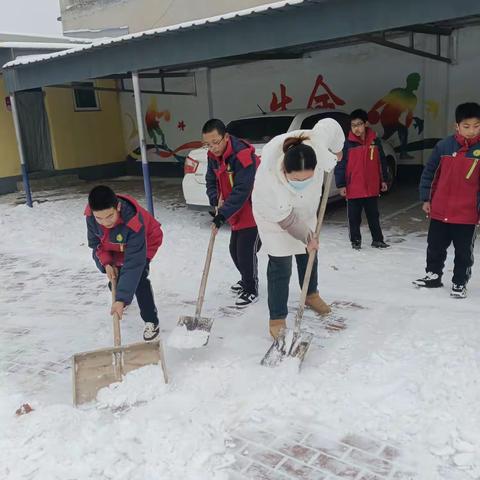 下雪是景，扫雪是情！方元小学老师、学生齐上阵，清扫积雪护平安