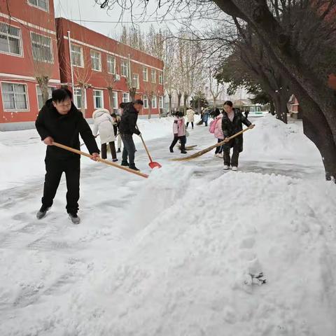 热情融冰雪 温情满校园—田村小学党支部开展校园扫雪志愿服务活动