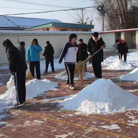 瑞雪照校园，除雪护安全