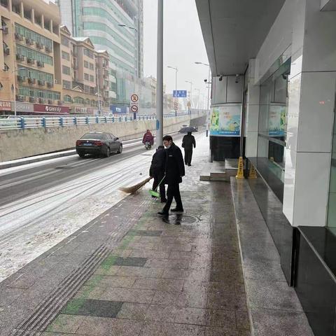 肥西支行营业室营业前清理积雪保安全