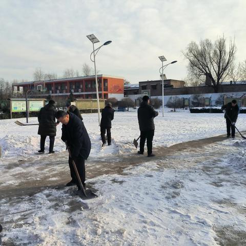 退伍老兵助力学校清理积雪，传递温暖与力量