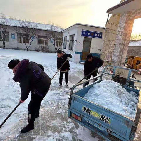 闻雪而动，爱满校园