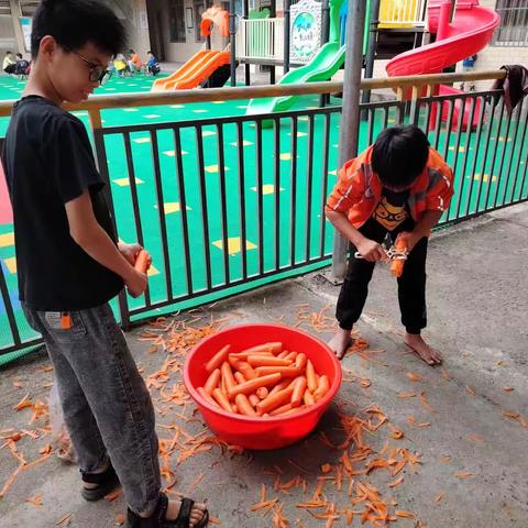 体验劳动的欢乐， 拓展课外生活的乐趣——张家堡小学五年级班会活动“包饺子”