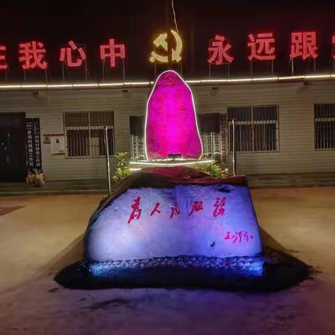 极寒冬里系民行，除雪融冰暖人心