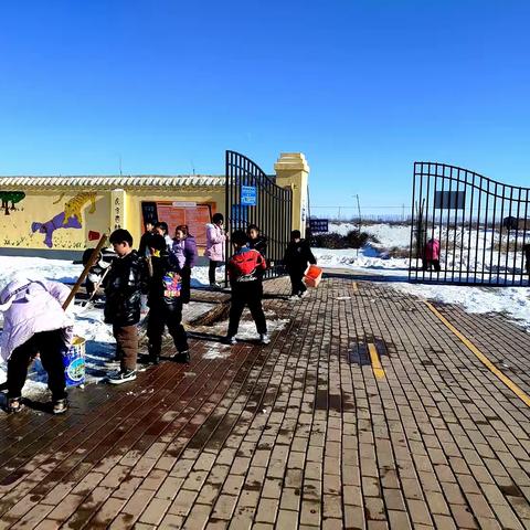 《愚公移山》的故事激励大家齐心协力铲除积雪