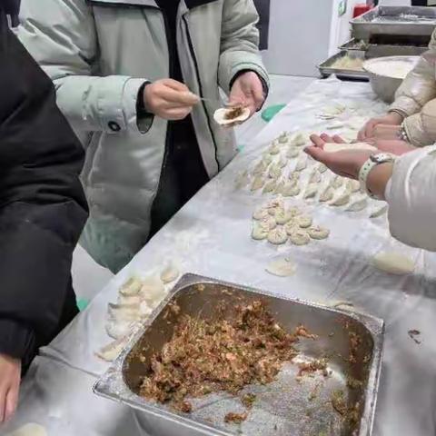 冬至“饺”好运 情意暖人心——101班冬至包饺子团建活动