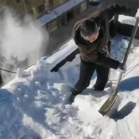 冰雪无情 物业有心 冒危险帮业主解决难题