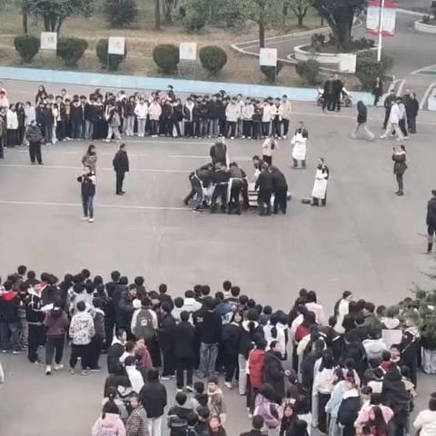 校园烹豕迎新岁，炭火飞香贺马年：一场劳动与传统的成长课