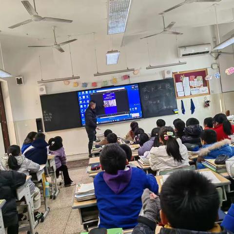 溪岸小学四（4）班特邀请学生家长（交警）走进校园开展“文明交通 你我同行”