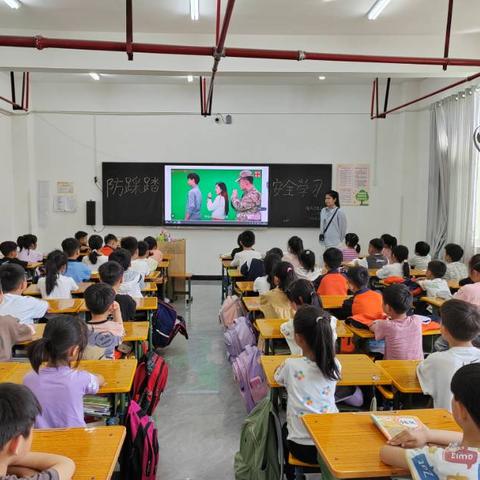 以“演”筑防，护“童”成长—记濮阳县第五小学一年级防踩踏安全演练活动