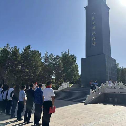 乌鲁木齐市第117中学“缅怀革命先烈，传承红色基因”烈士陵园红色主题实践活动