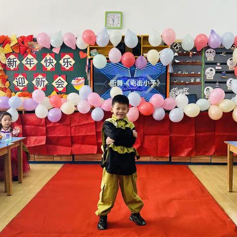 屯溪示范幼儿园宇隆分园大八班“萌娃迎新年，欢乐庆龙年”元旦汇演