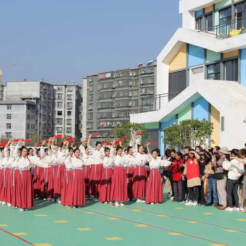 “ ‘足’梦前行，一起向未来 ” ——  吴川市中心幼儿园足球嘉年华主题活动