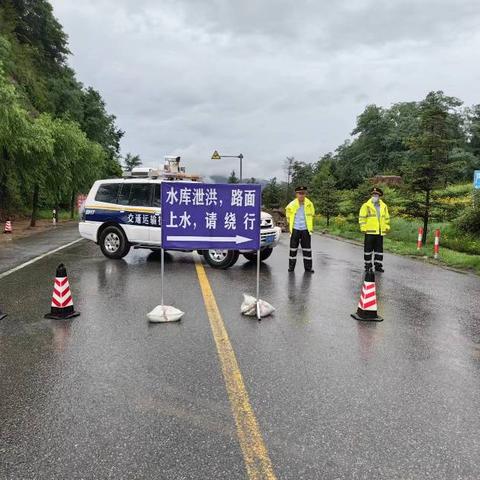 向暴风雨中“逆行者”致敬