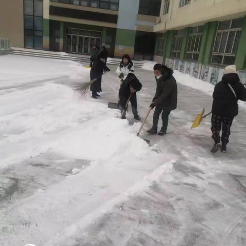 冬日落雪沁人心 家长助力暖校园-记营口市回民小学家长自愿者扫雪除冰暖校园行动