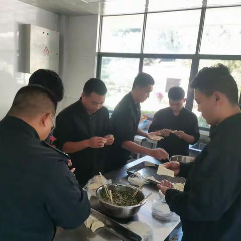 南腊隧管站情暖深冬，聚“饺”新年