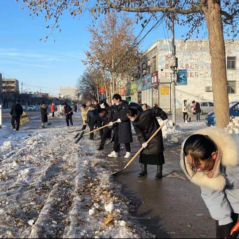 扫雪除冰齐上阵，保障安全暖人心——禹城市解放路小学开展扫雪除冰行动