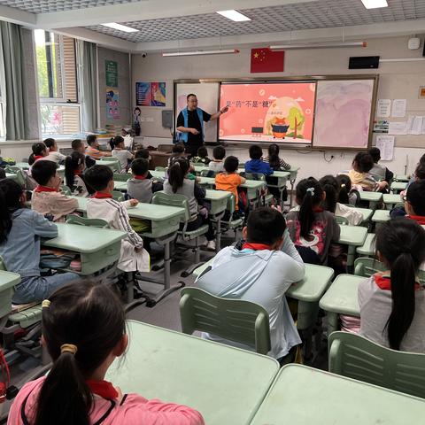 家校齐携手，亲子共成长 “育”见美好，家长进入校园 是“药”不是“糖” 传授健康知识 为青少年健康保驾护航