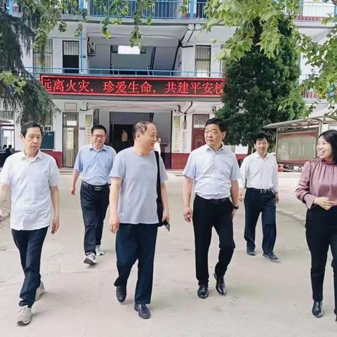 许昌市教研室领导到开发区实验中学巡视二模考试工作