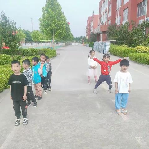 南北幼儿园中二班游戏案例—“小兔赛跑”