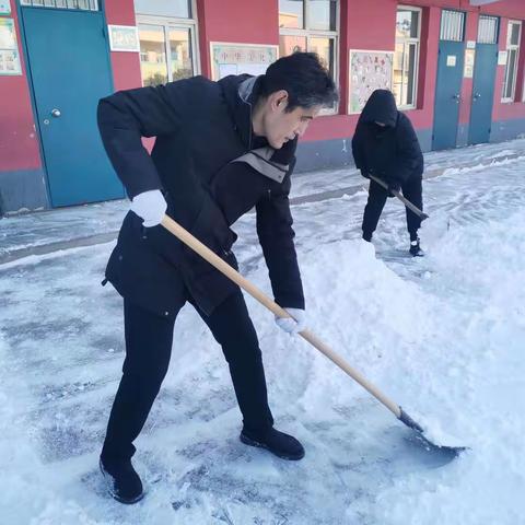 以雪为令 党员先行 ———贾村小学党支部清雪除冰志愿服务活动