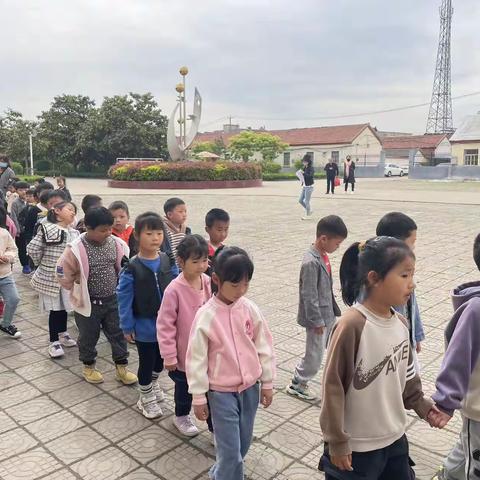 “接一站   送一程”——驼峰中心小学小幼衔接活动