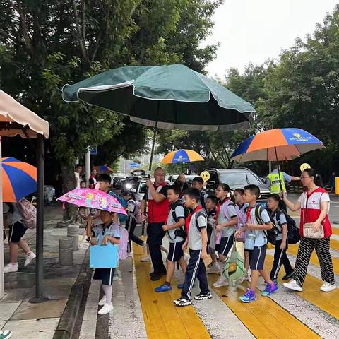 阳光六小新学期第一个护学岗