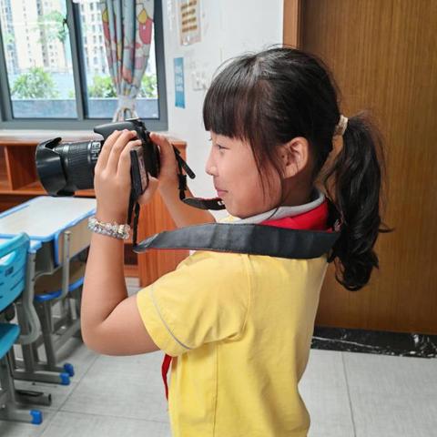 媒介素养课走进椰博小学 小学生化身 “小小广告导演” 学传播