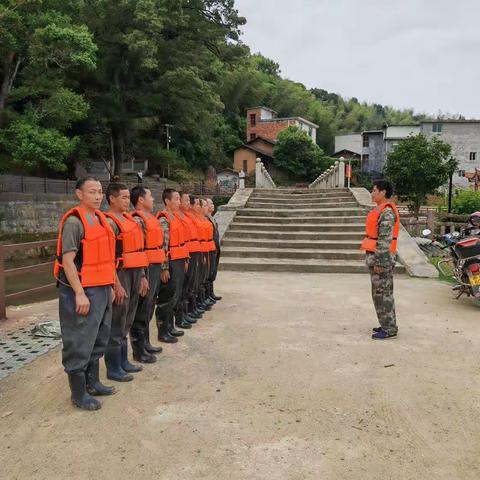 里田乡开展暴雨后河道清理整治行动