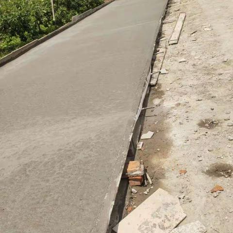 坎尾群众齐心协力扩建水泥路