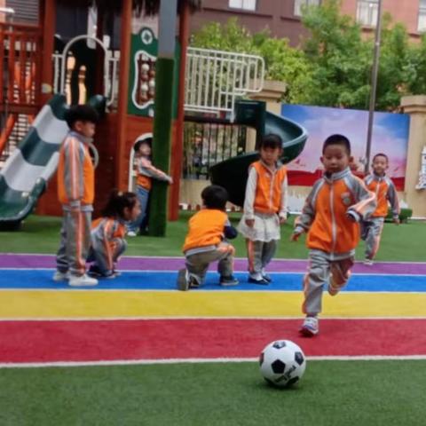 【未央学前·暖暖行迹】奔跑吧！足球⚽️——西安市未央区天和新府幼儿园中一班班本课程