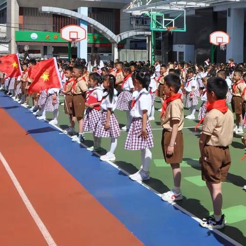 学习二十大·争做好队员——大理市下关一小新队员入队仪式暨“六一”表彰大会