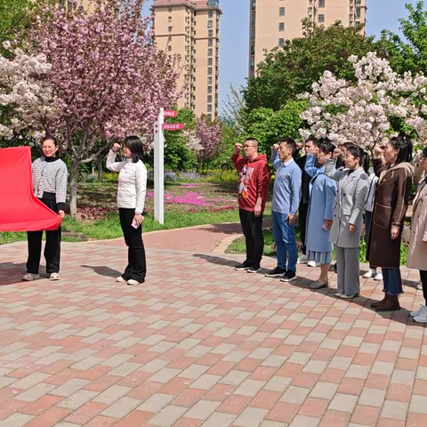 浪漫樱花舞 志愿旗帜红----区城市社会治理和社区服务局4月主题党日活动