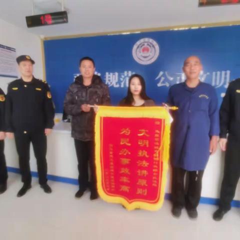【商河城管】办实事践初心 获赠锦旗赢民心