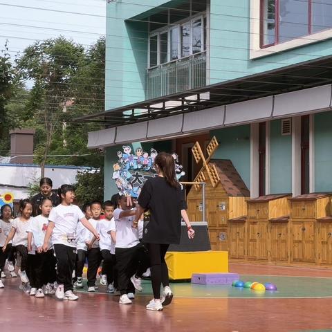 “春去春来，越动越嗨”--实验幼儿园分园大一班运动会