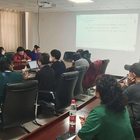 【疆电银龄】“和家·和融共银”组织离退休老同志宣讲医保政策