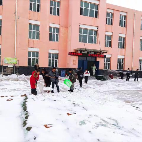 皑皑白雪惹人醉，师生齐扫暖心间